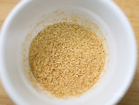 통깨를 절구에 갈아 깻가루로 만들어 준비합니다.