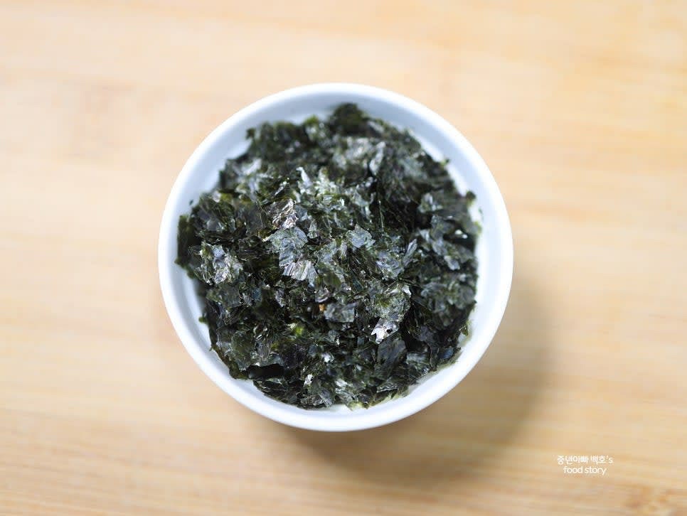 김 2장을 가루로 만들어 곱게 준비합니다.