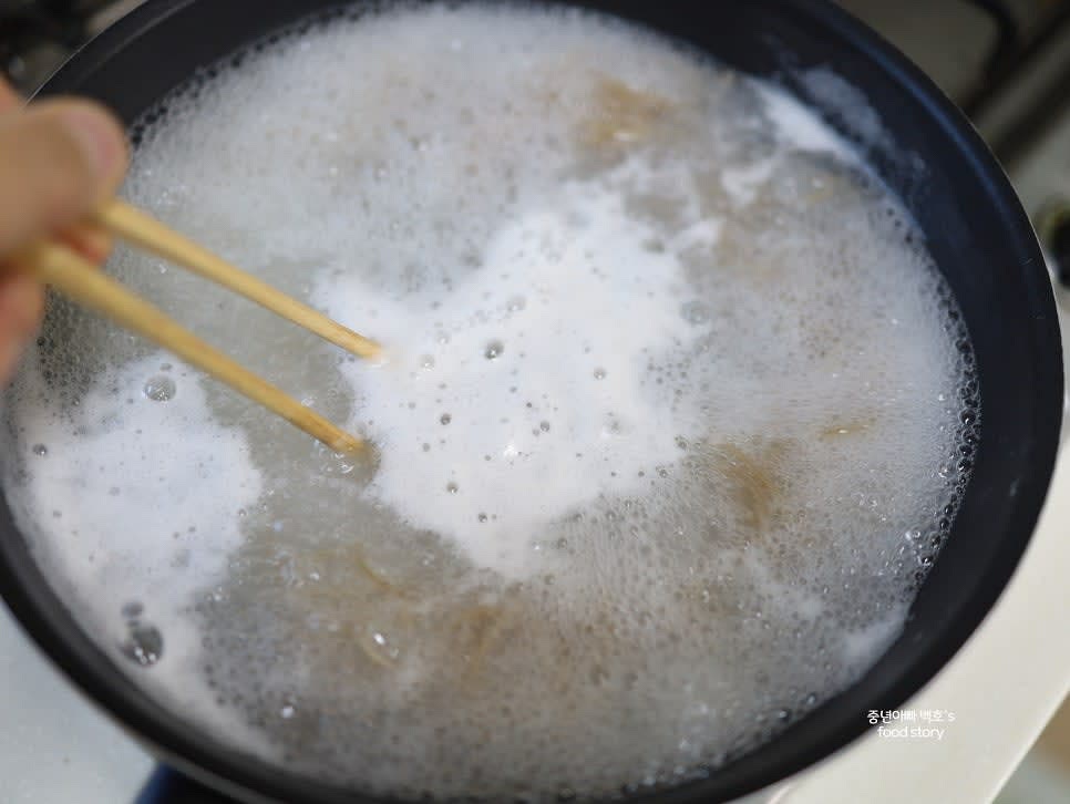 냄비에 물 1000ml를 넣고 끓인 후 순메밀면을 4~5분간 삶아주세요.