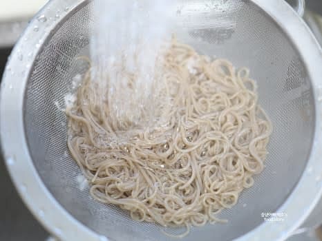 삶은 면을 찬물에 헹군 후 채반에 밭쳐 물기를 빼줍니다.