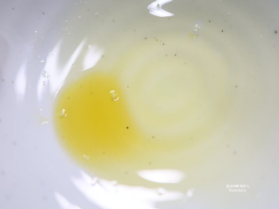 넓은 접시에 들기름 1스푼을 뿌리고 물기를 뺀 면을 넣어주세요.