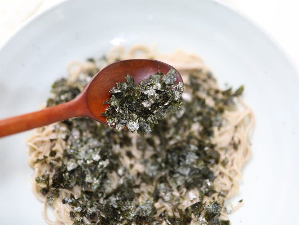 무친 면 위에 김가루를 넉넉히 뿌려 면이 보이지 않게 덮어주세요.