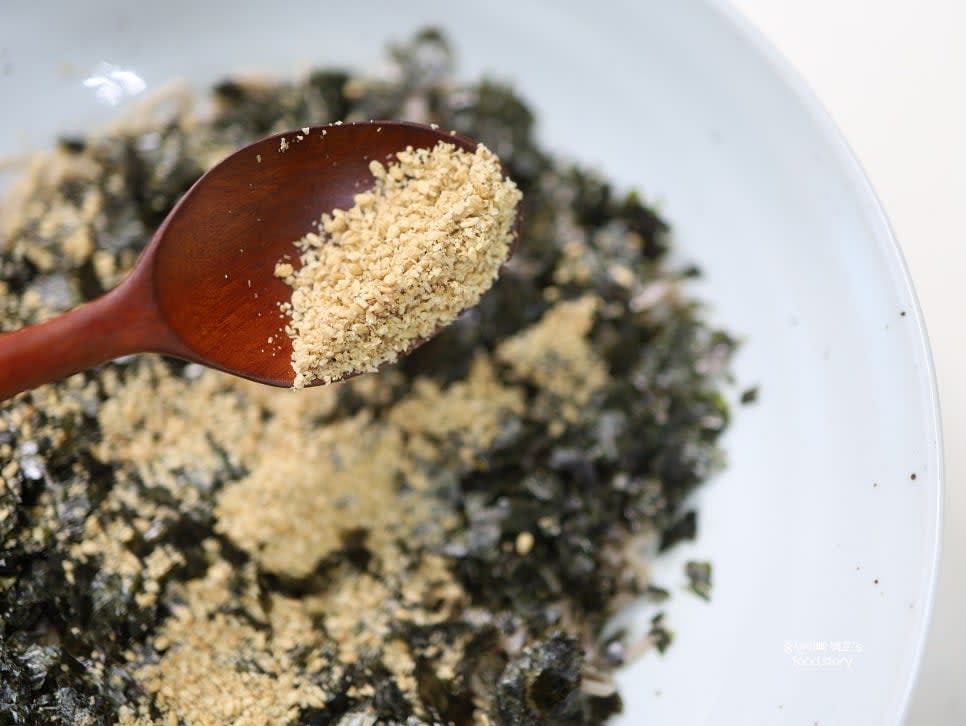 김가루 위에 깻가루를 솔솔 뿌려 완성합니다.