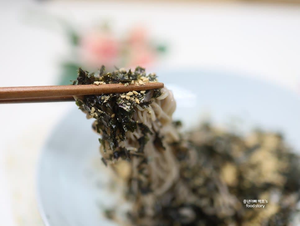 비비지 않고 떠먹듯이 먹으면 김가루가 눅지지 않아 더욱 맛있습니다.