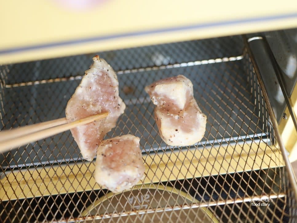 남은 치킨이나 닭 가슴살을 에어프라이어에서 180℃로 7분간 구운 후 뒤집어서 7분 더 구워 준비합니다.