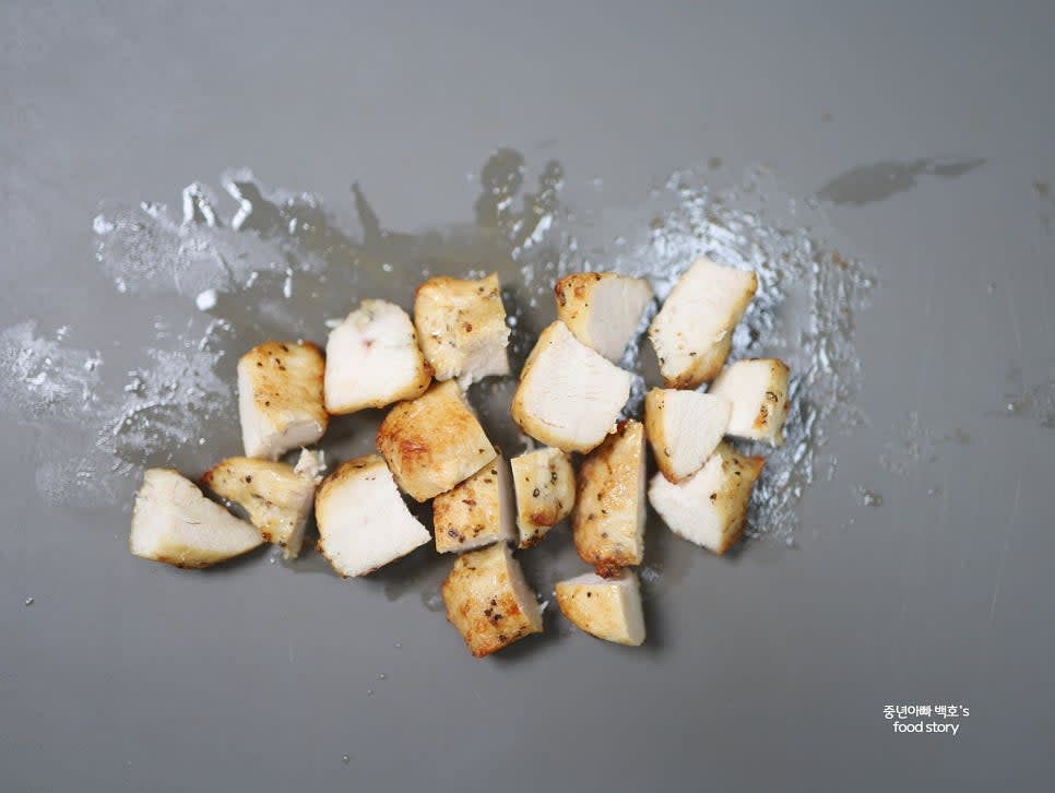 먹기 좋은 크기로 5~10mm 사각 모양으로 썰어줍니다.