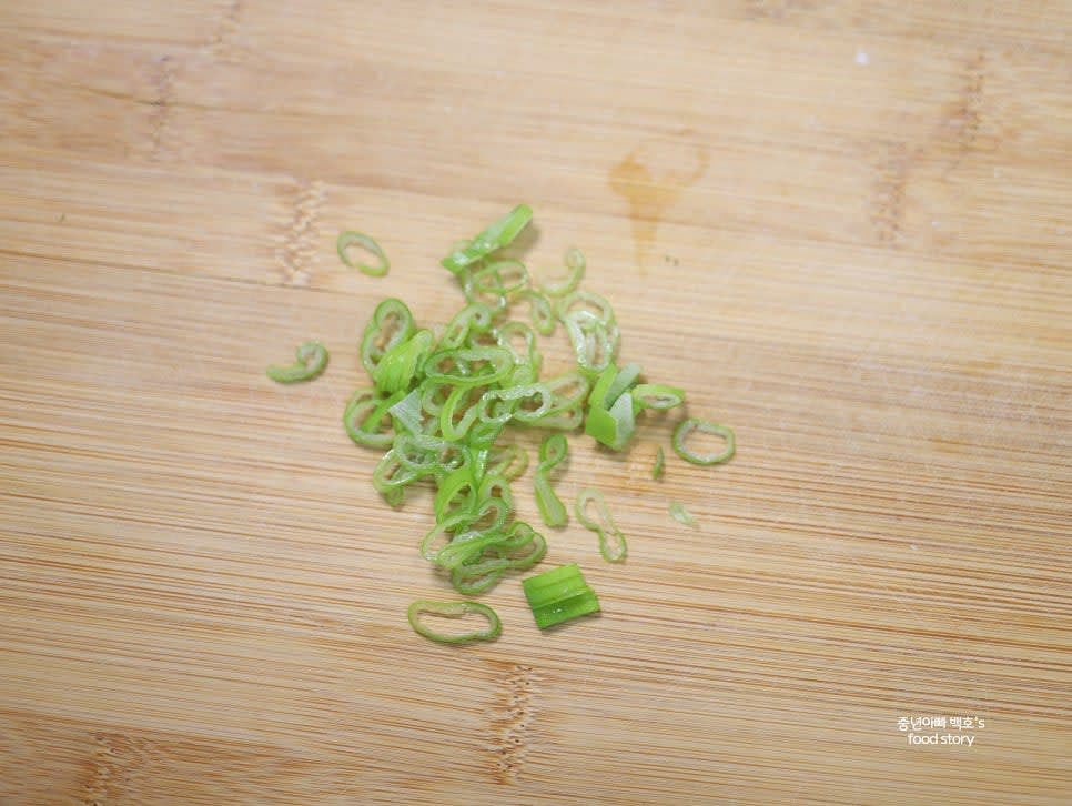 고명으로 사용할 대파를 송송 썰어 1스푼 준비합니다.