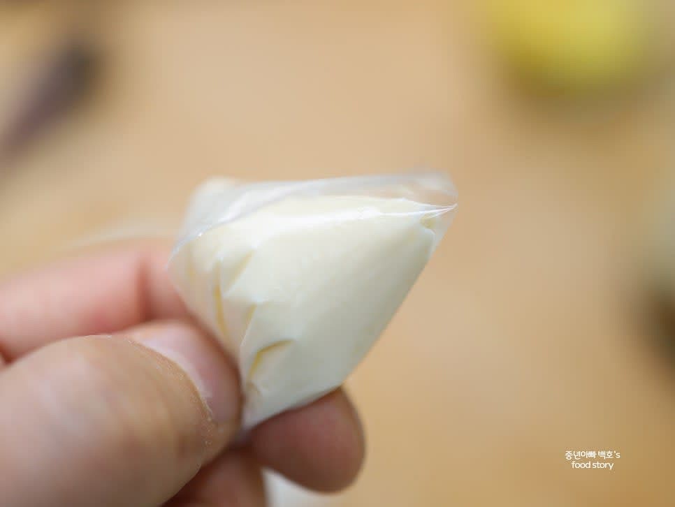 마요네즈를 짤 주머니나 위생 백에 넣어 끝부분에 몰리게 준비합니다.