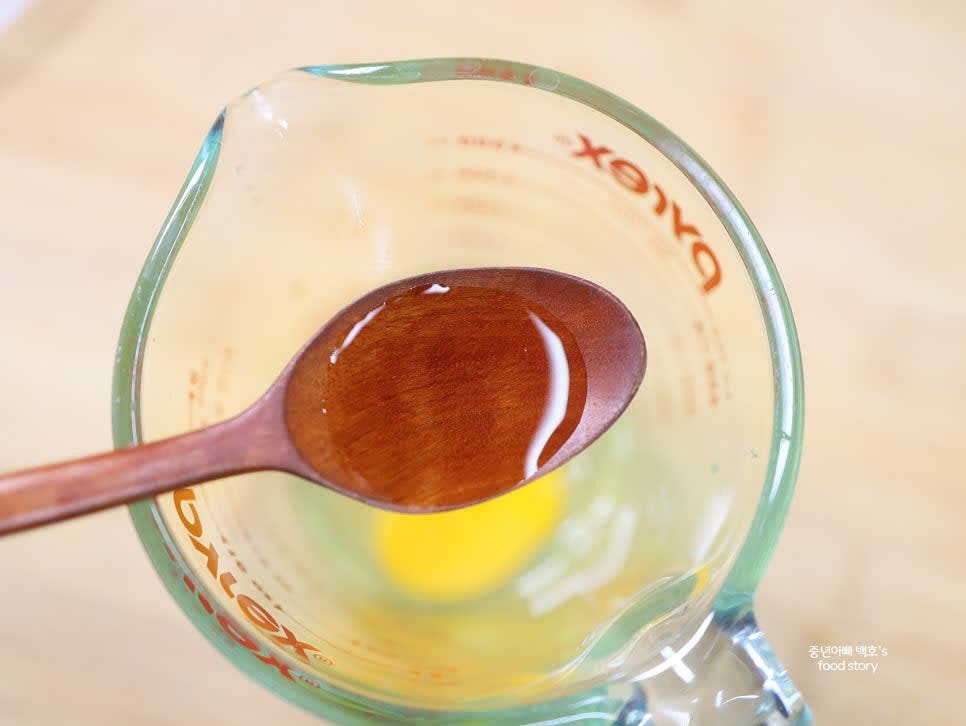 달걀 2개를 풀고 맛술 1/2스푼을 섞어 계란 물을 만듭니다.