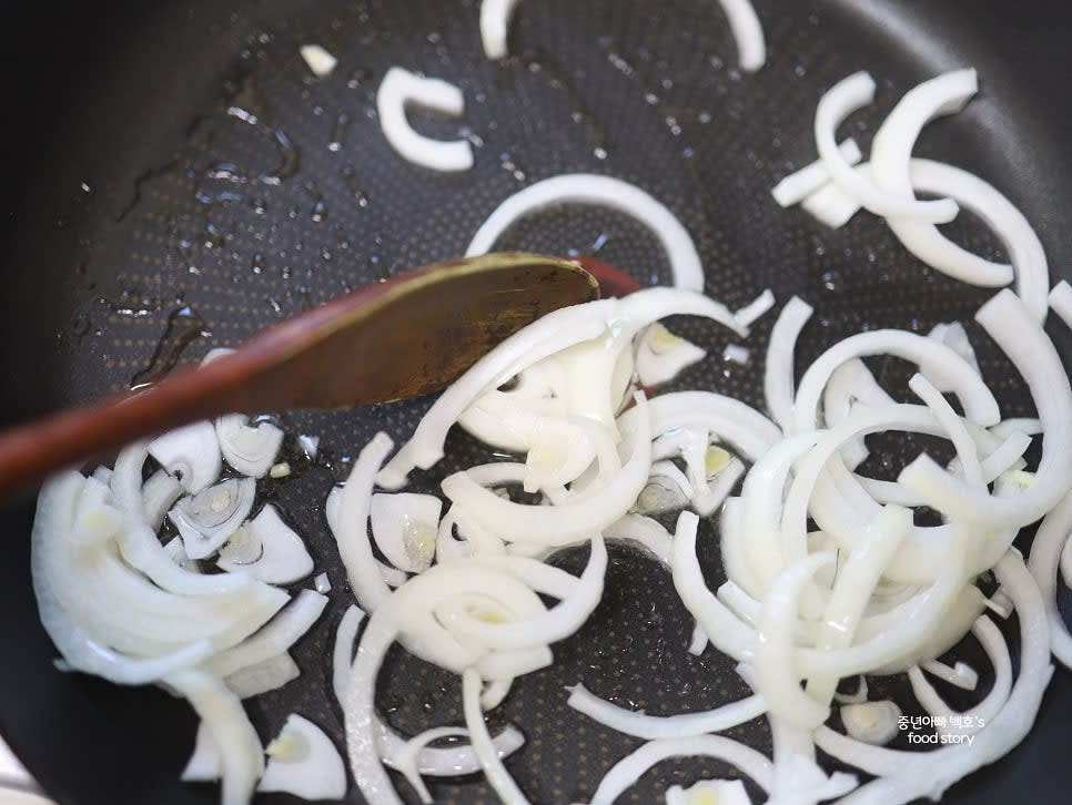 양파 반 개를 채 썰어 팬에 기름을 두르고 중불에서 볶아 향을 올립니다.