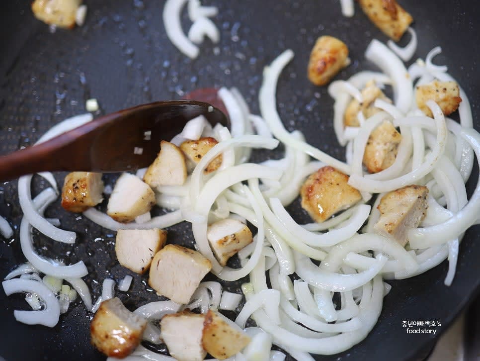 썰어둔 치킨을 팬에 넣고 함께 볶습니다.