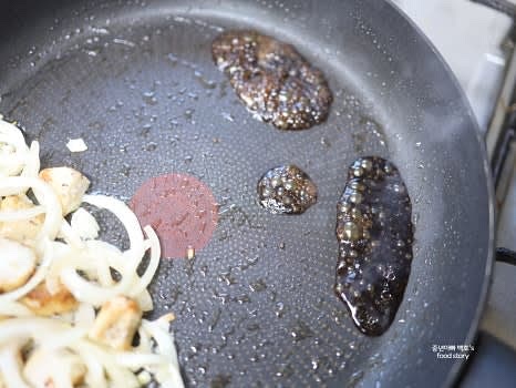 치킨과 양파를 팬 한편으로 몰아두고 진간장 2스푼을 넣어 불향을 냅니다.