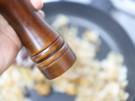 후추를 톡톡 뿌려 마무리합니다.