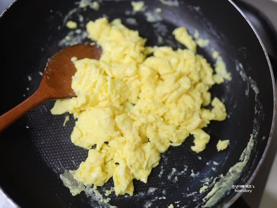 다른 팬에 기름을 살짝 두르고 달걀 물을 부어 중약불에서 스크램블을 만들어 준비합니다.