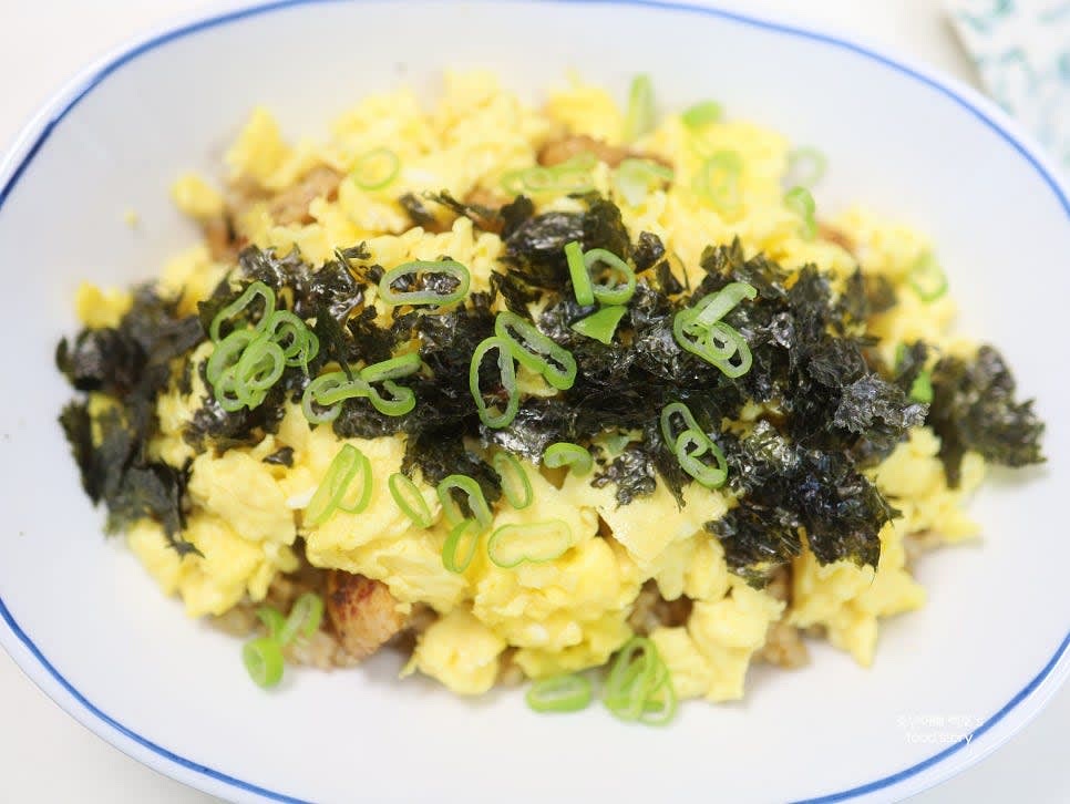 볶은 밥을 그릇에 담고 위에 스크램블 에그를 덮듯이 올립니다. 김가루와 송송 썬 대파를 적당히 올립니다.