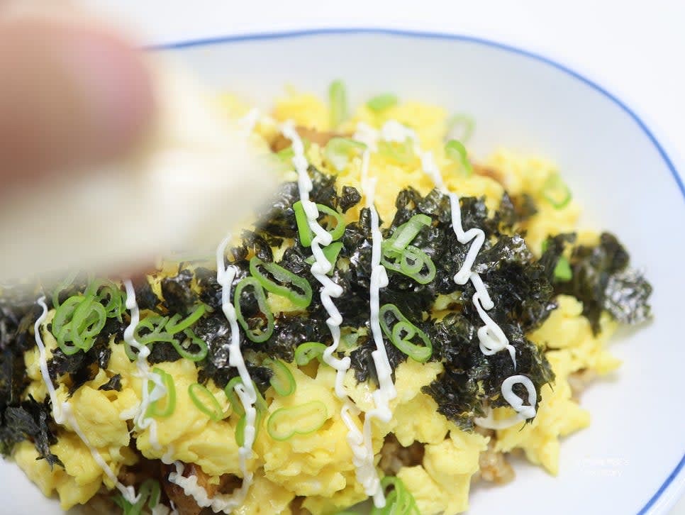 위생 백으로 마요네즈를 보기 좋게 뿌려 완성합니다.