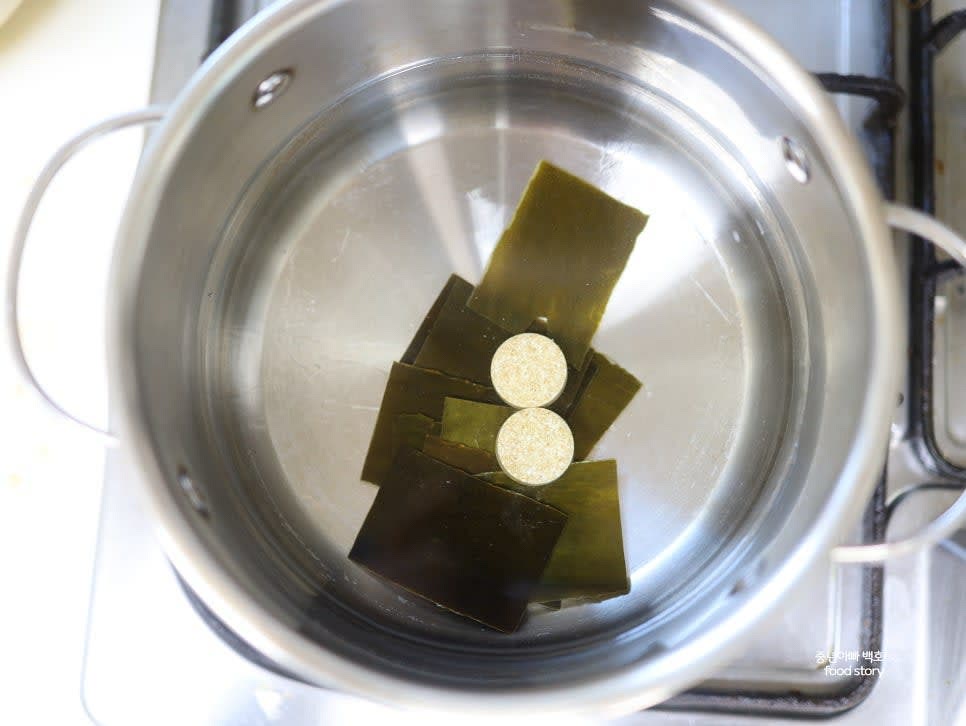 생수 1000ml에 다시마 10장과 멸치육수용 동전 2알을 넣고 센 불에서 끓입니다.