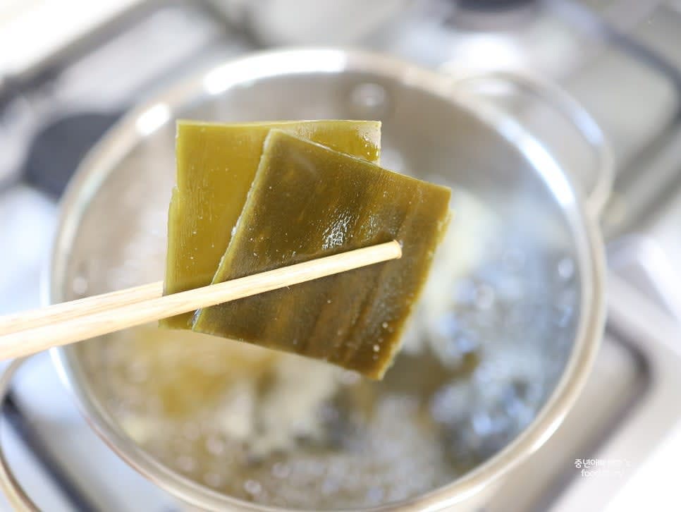 물이 끓기 시작하면 3분간 더 끓이고 다시마를 건져냅니다.