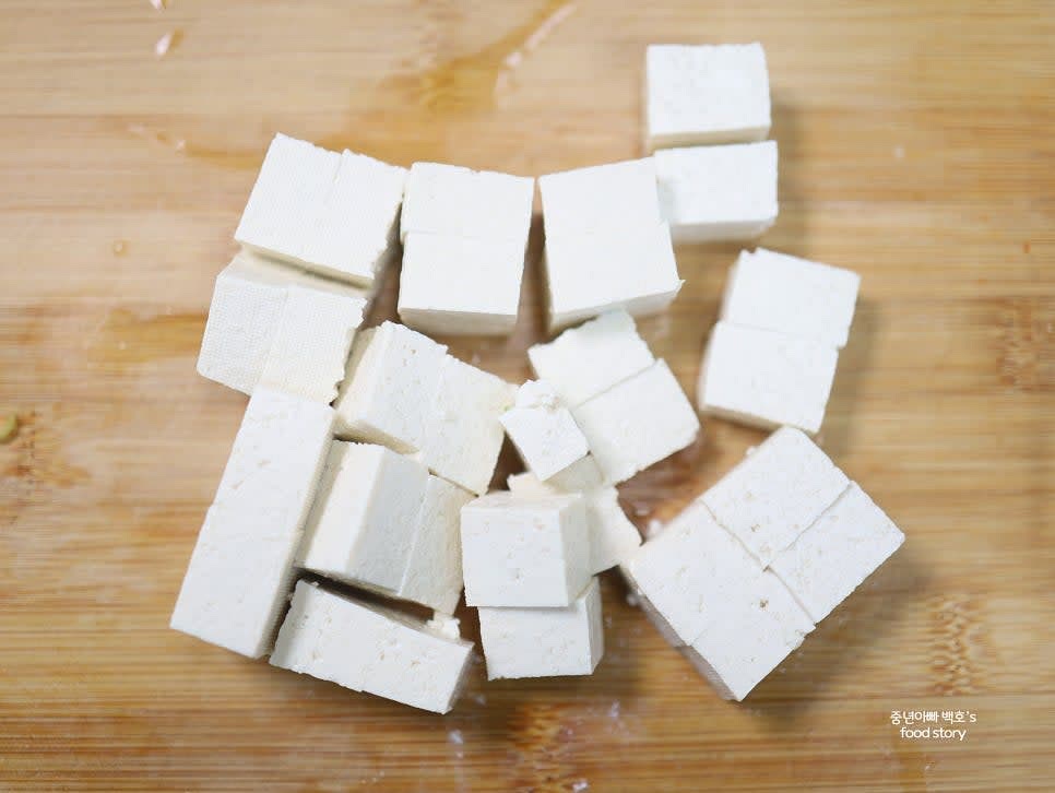 두부는 사각 모양으로 먹기 좋은 크기로 자르고, 대파는 송송 썹니다.