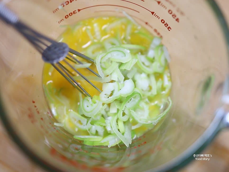 달걀 4알을 풀고, 대파와 연두 1/2스푼을 넣어 섞습니다.