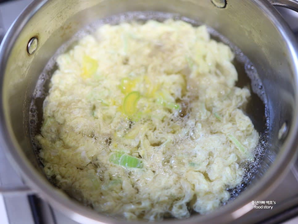 끓는 육수에 달걀물을 빙 둘러가며 넣고 저어주지 않습니다.