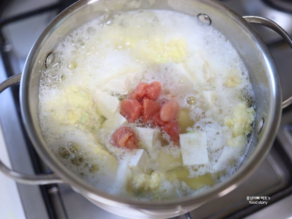 두부를 넣고 명란젓 50g을 잘라 넣습니다.