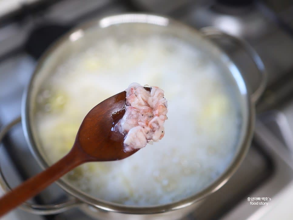 다진 마늘 1/3스푼과 새우젓 1/3스푼(건더기만)을 추가합니다.