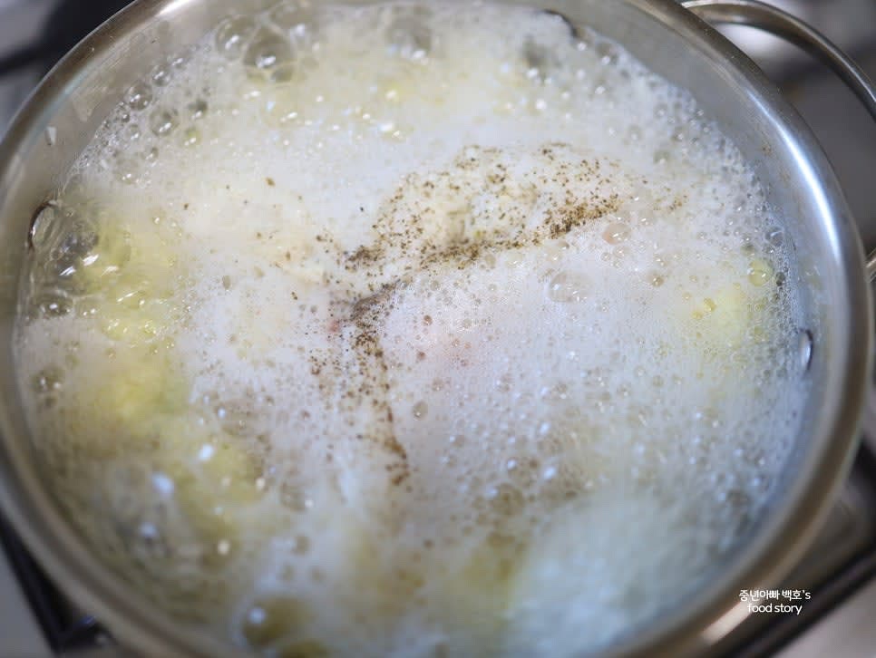 후추를 톡톡 뿌리고 한소끔 끓이면 완성입니다.