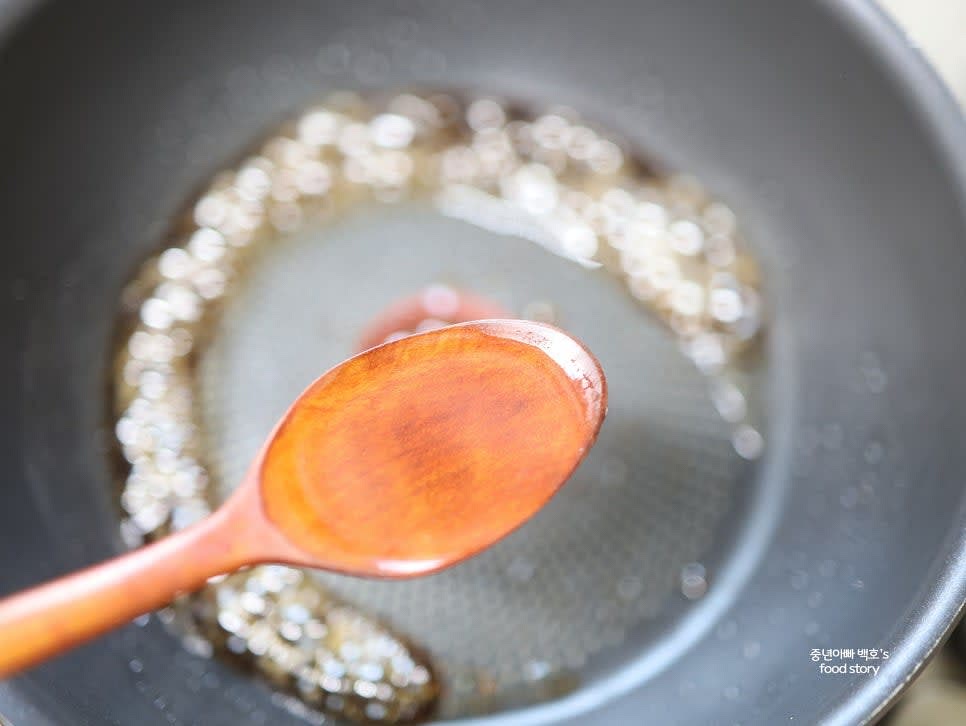 팬에 식용유 1스푼, 알룰로스 0.5스푼, 물엿 1스푼, 진간장 1스푼, 물 1스푼을 넣고 섞습니다.