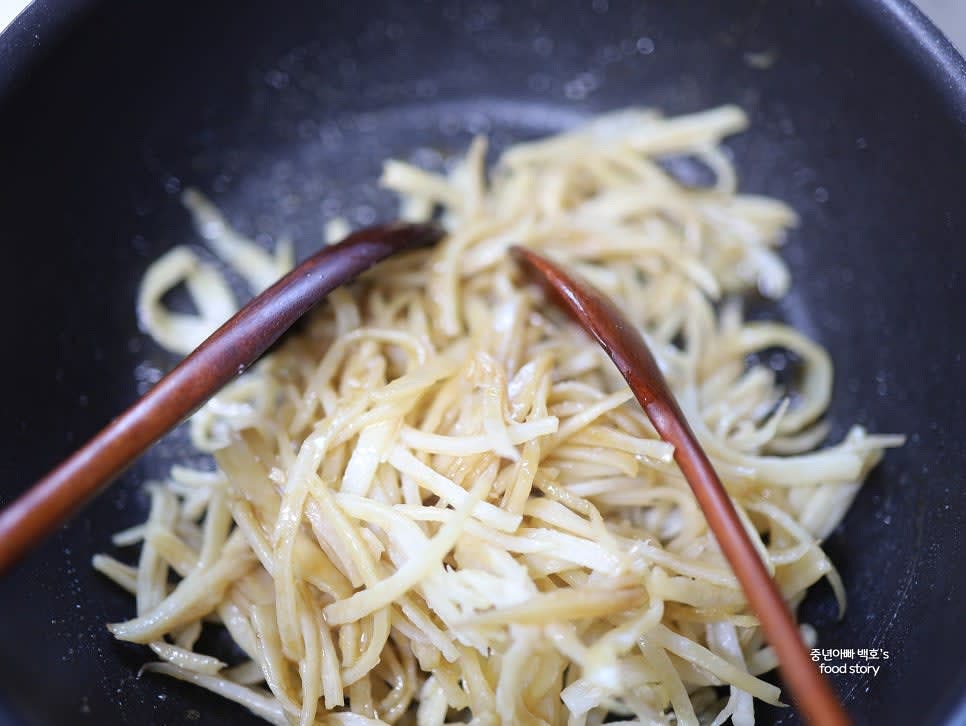 약한 불에서 양념이 골고루 묻도록 재료를 잘 섞으며 볶아줍니다.