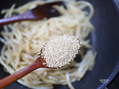 참기름 1스푼과 통깨 1스푼을 넣고 섞은 후 불을 꺼줍니다.