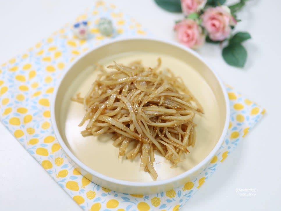 완성된 진미채간장볶음을 그릇에 담아내면 완성입니다.