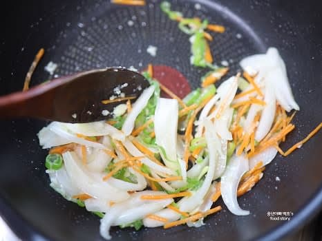 양파를 넣고 볶아 향이 올라오게 한 후 당근을 넣고 함께 볶습니다.