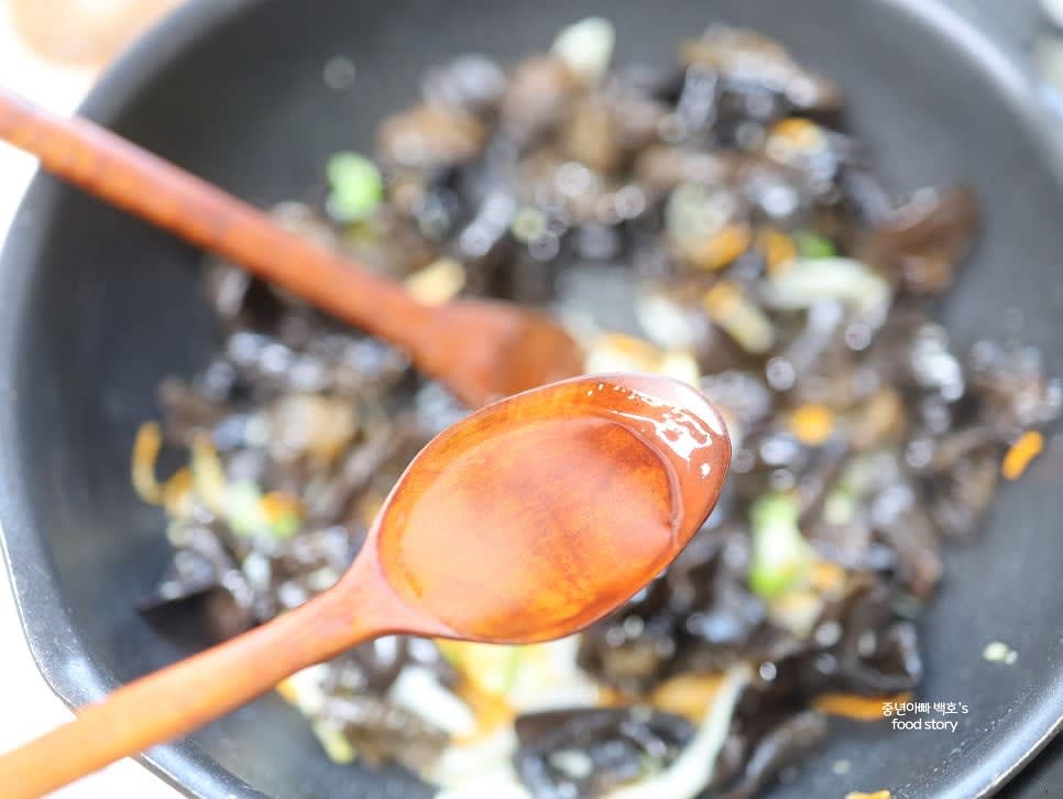참기름과 통깨를 각 1스푼씩 넣고 섞은 후 불을 끕니다.
