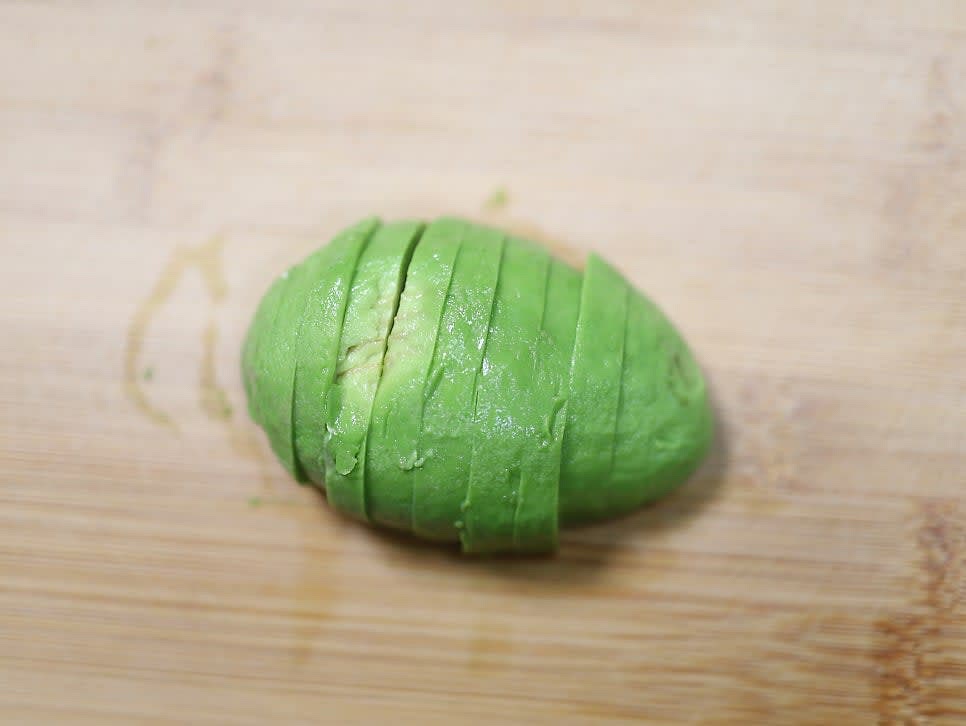 숙성된 아보카도를 반으로 자르고 씨를 제거한 뒤 먹기 좋은 크기로 썰어줍니다.