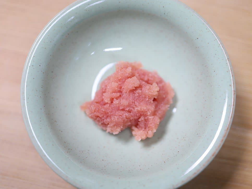 명란의 껍질을 제거하고 내용물만 준비합니다.