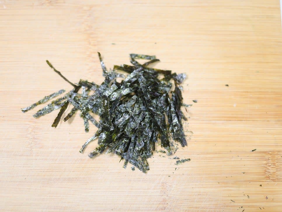 김가루를 가늘게 잘라 준비합니다.