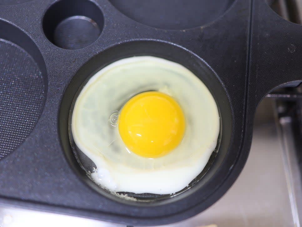 달걀을 프라이팬에 반숙으로 프라이해 준비합니다.