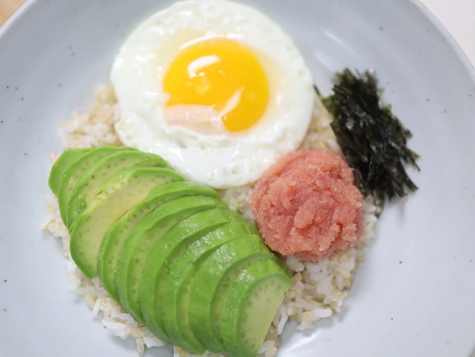 넓은 그릇에 밥 한 공기를 담고 재료를 보기 좋게 배열합니다. (아보카도, 명란, 달걀프라이, 김가루)