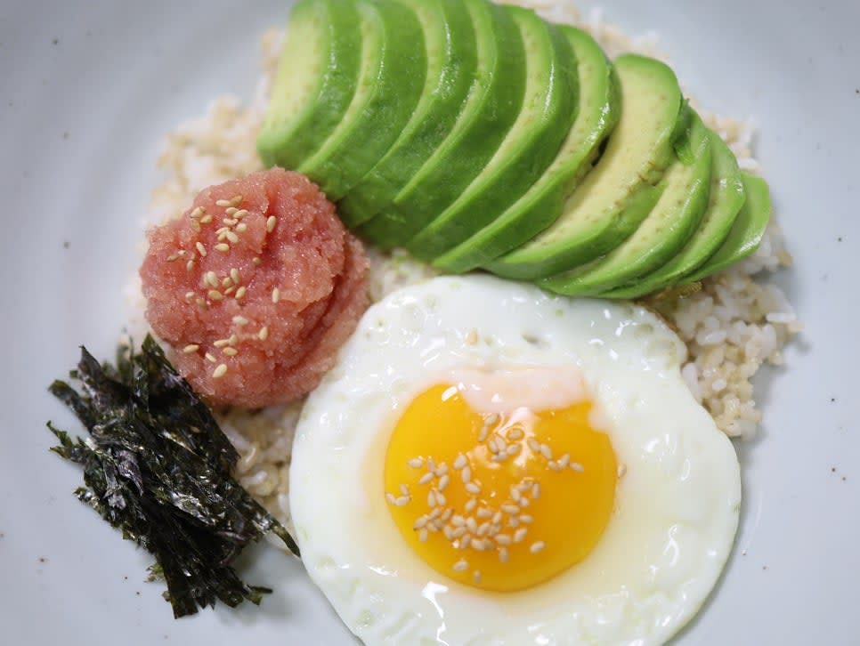 참기름 1스푼을 골고루 뿌려 마무리합니다.