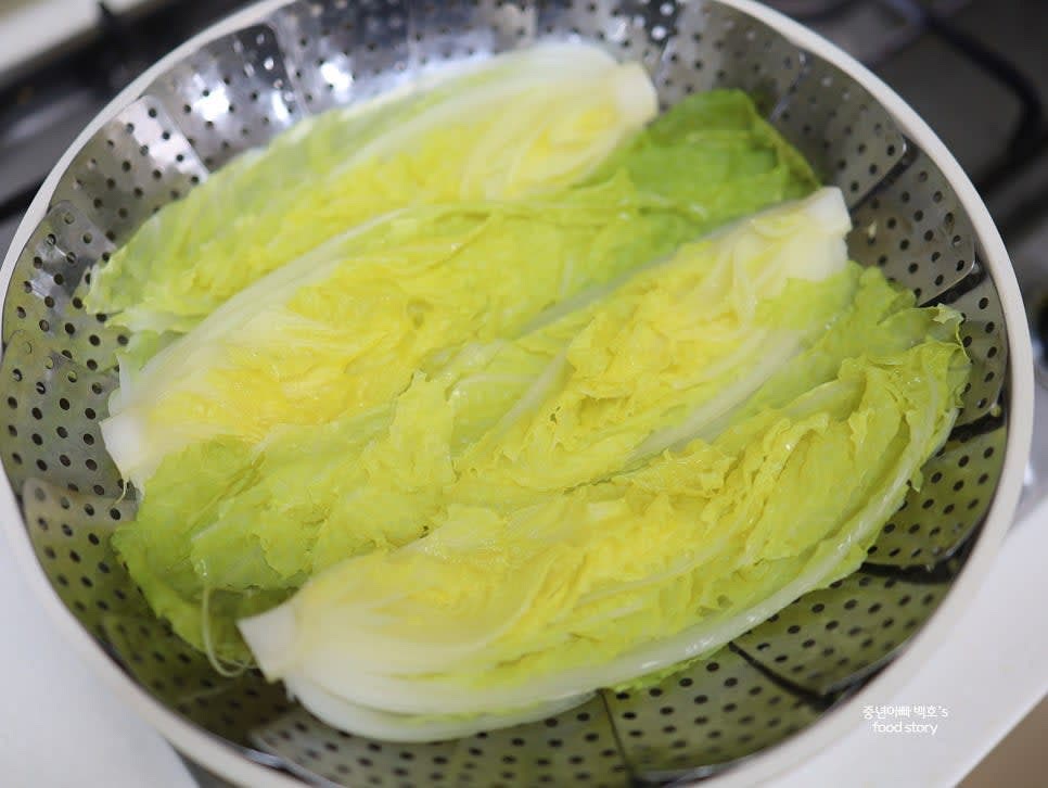 찜기에 물을 넉넉히 넣고 물이 팔팔 끓으면 배추를 찜판에 올려 뚜껑을 닫고 12~15분간 쪄줍니다.
