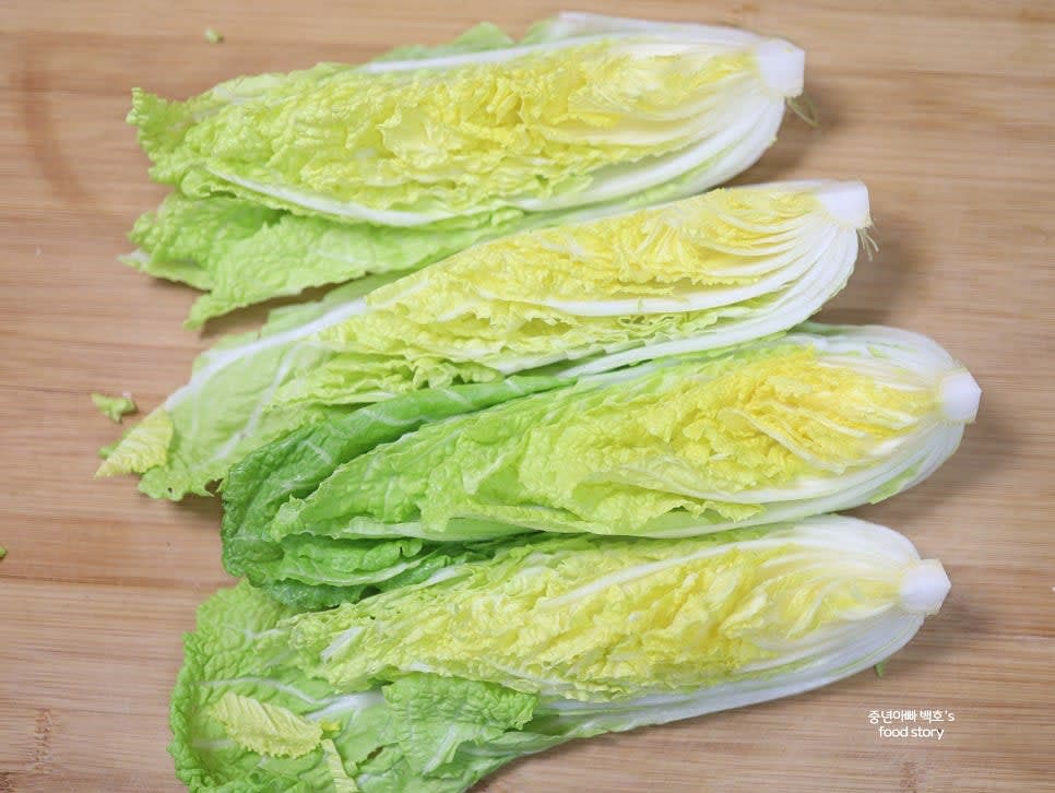 배추 1/2포기를 한 입 크기로 길게 자릅니다.