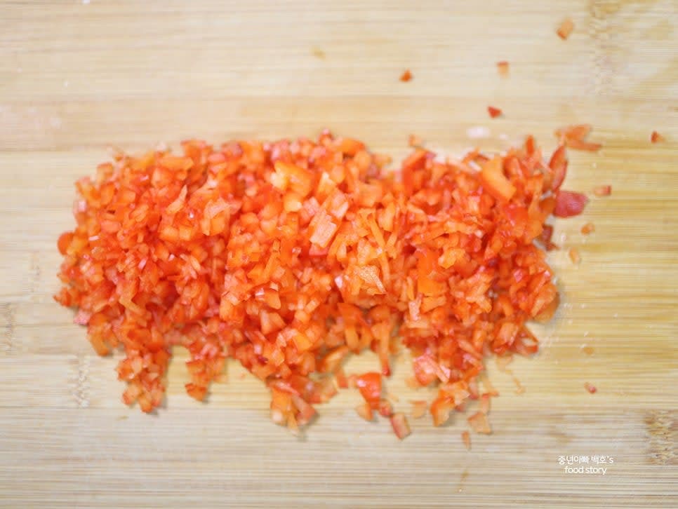 파프리카 또는 피망을 잘게 다지고, 통마늘 4알을 다진 후, 대파 1/2대를 송송 썰어 준비합니다.