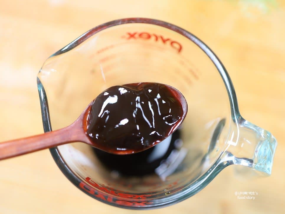 소스를 준비합니다: 볼에 양조간장 4T, 알룰로스 4T, 식초 6T, 맛술 2T, 굴 소스 2T, 물 4T, 고추기름 2T, 후추 약간, 소금 약간을 넣고 잘 섞어줍니다.