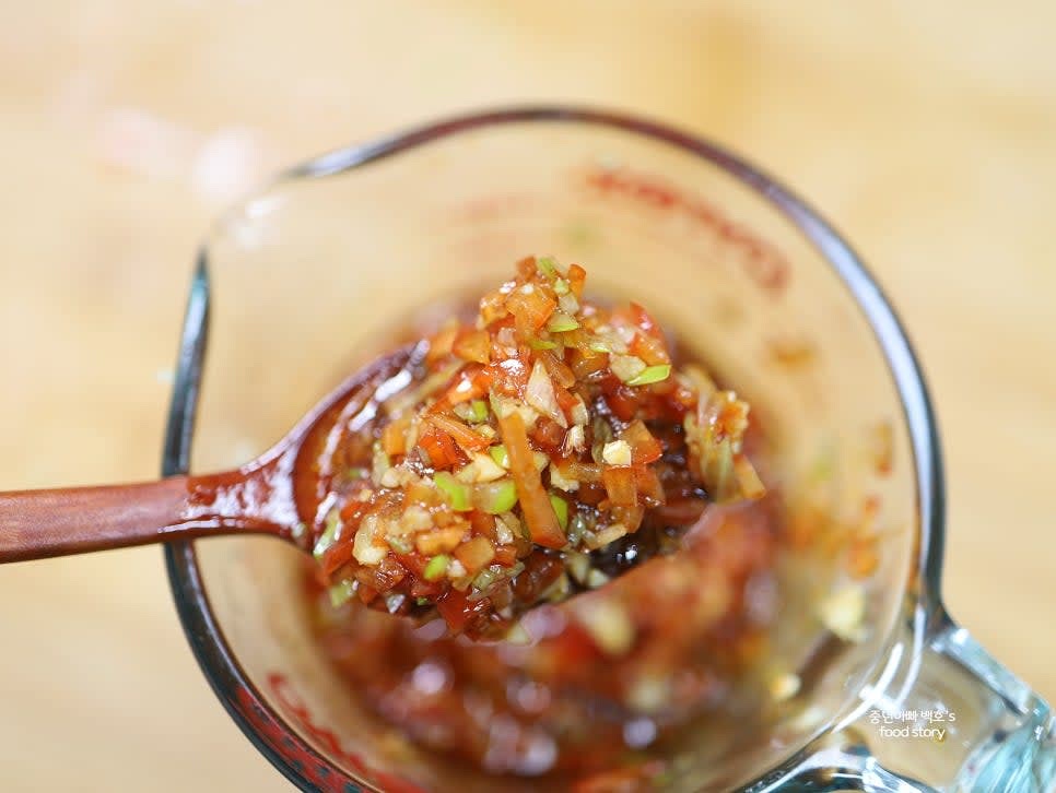 준비한 다진 파프리카, 마늘, 대파를 소스에 넣고 골고루 섞어 배추찜 소스를 완성합니다.