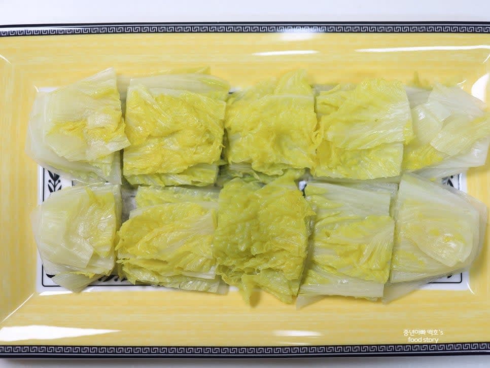찜이 완료된 배추는 끝부분을 잘라내고 먹기 좋은 크기로 자릅니다.