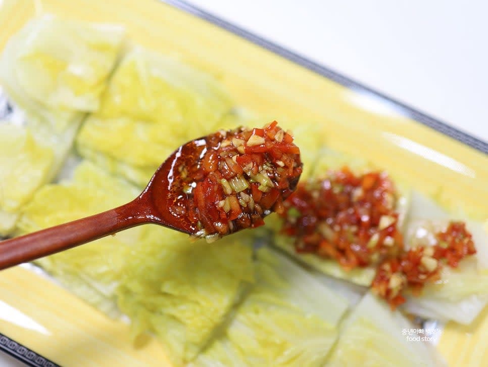 긴 그릇에 배추를 모양을 살려 길게 놓고 소스를 듬뿍 뿌려줍니다.