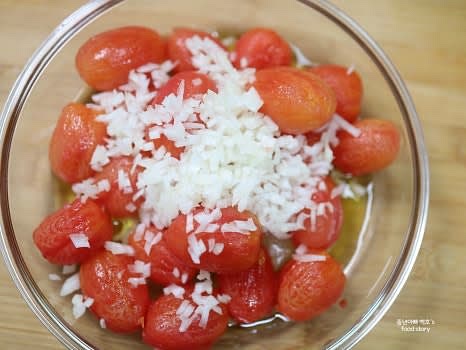 잘게 다진 양파 1/4개를 넣어줍니다.