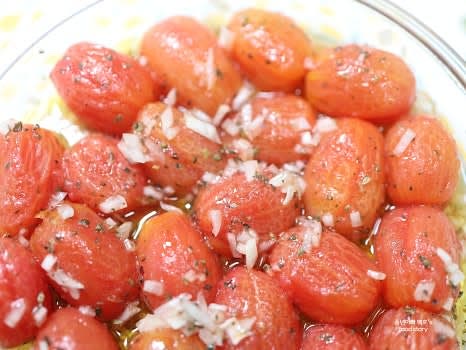 완성된 방울토마토 마리네이드를 그릇에 담거나 밀폐용기에 담아 냉장고에서 숙성시킵니다.