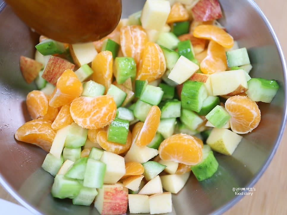 믹싱 볼에 손질한 과일과 오이를 넣고, 견과류도 함께 넣어줍니다.